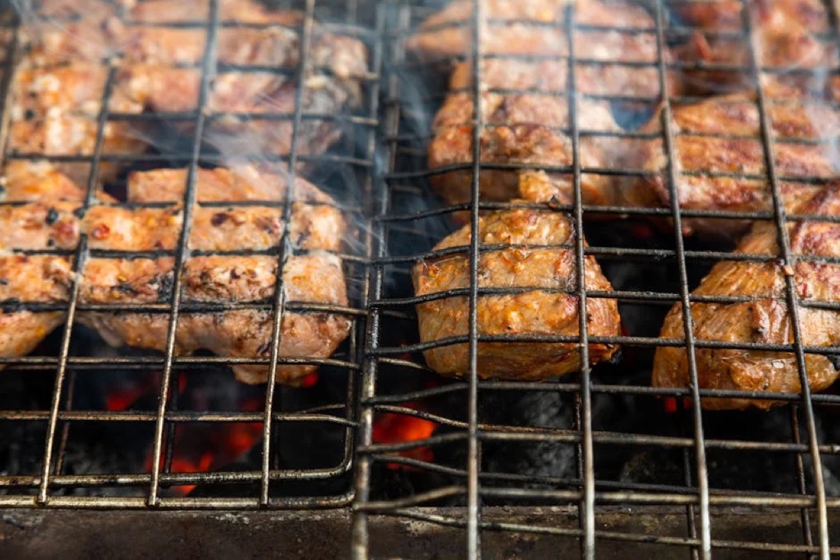 Kamado Smoker Buyer's Guide: Size, Material, and Performance